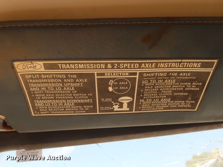 image for item GS9805 1981 Ford F600 flatbed truck