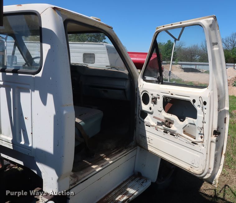 image for item GS9805 1981 Ford F600 flatbed truck