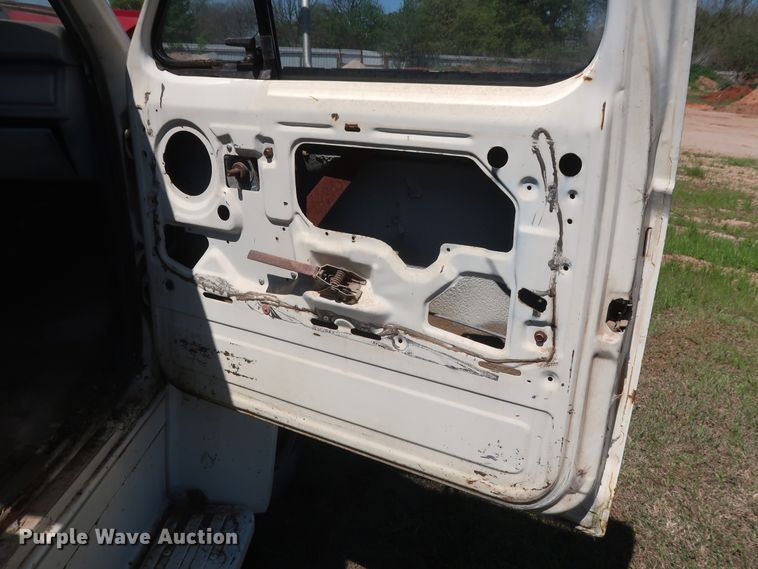 image for item GS9805 1981 Ford F600 flatbed truck