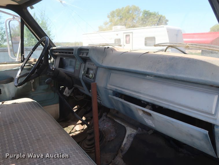 image for item GS9805 1981 Ford F600 flatbed truck