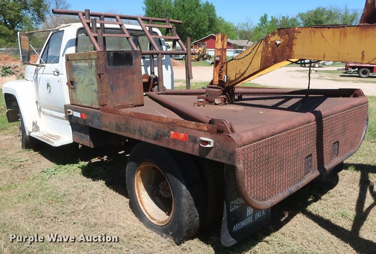 image for item GS9805 1981 Ford F600 flatbed truck