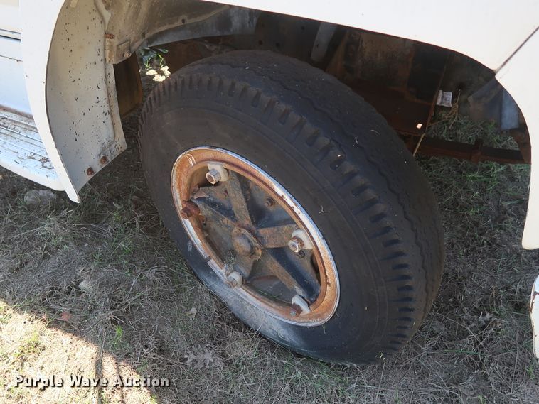 image for item GS9805 1981 Ford F600 flatbed truck