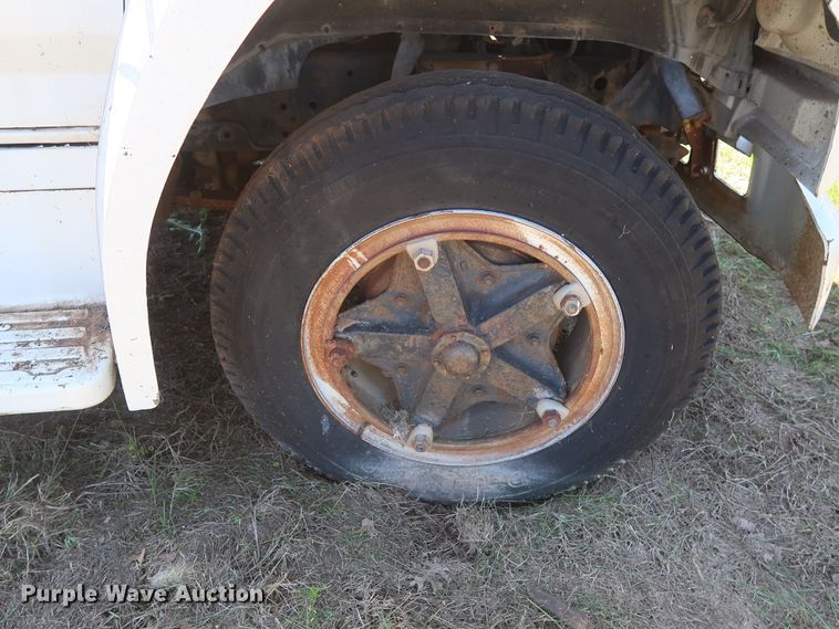 image for item GS9805 1981 Ford F600 flatbed truck