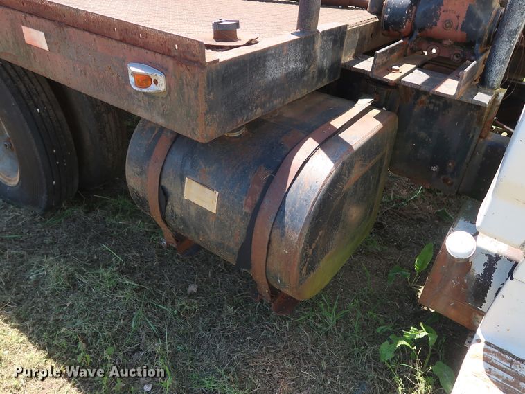 image for item GS9805 1981 Ford F600 flatbed truck