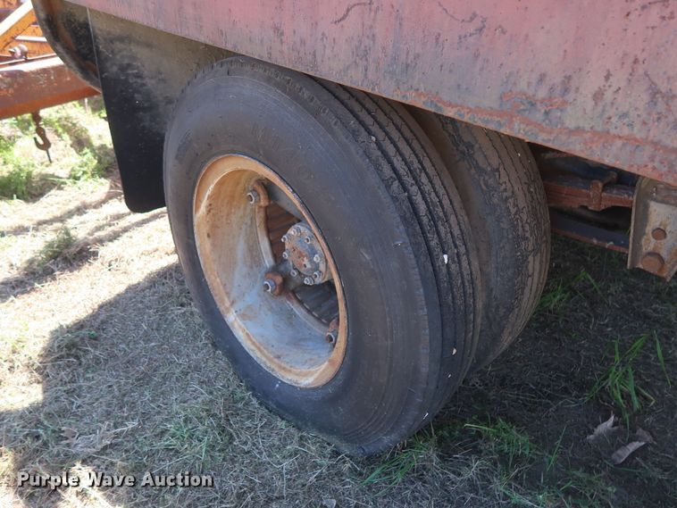 image for item GS9805 1981 Ford F600 flatbed truck