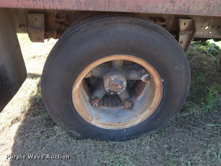 image for item GS9805 1981 Ford F600 flatbed truck