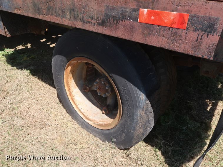 image for item GS9805 1981 Ford F600 flatbed truck