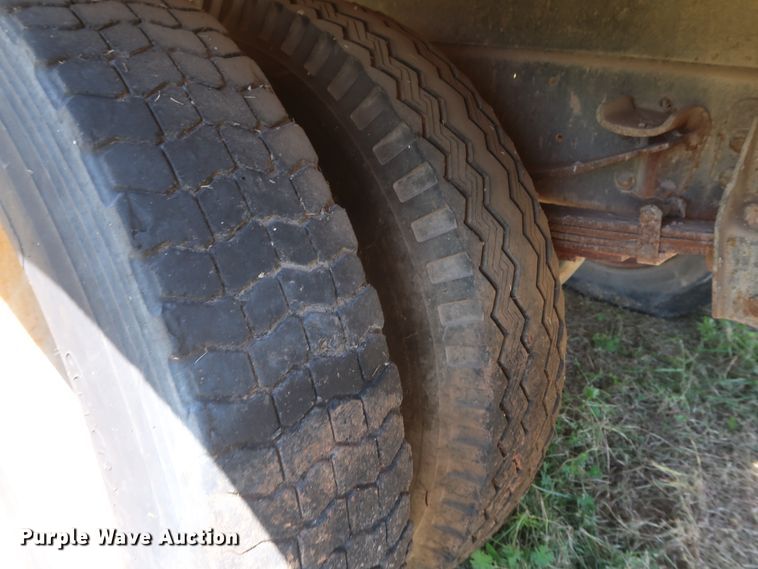 image for item GS9805 1981 Ford F600 flatbed truck