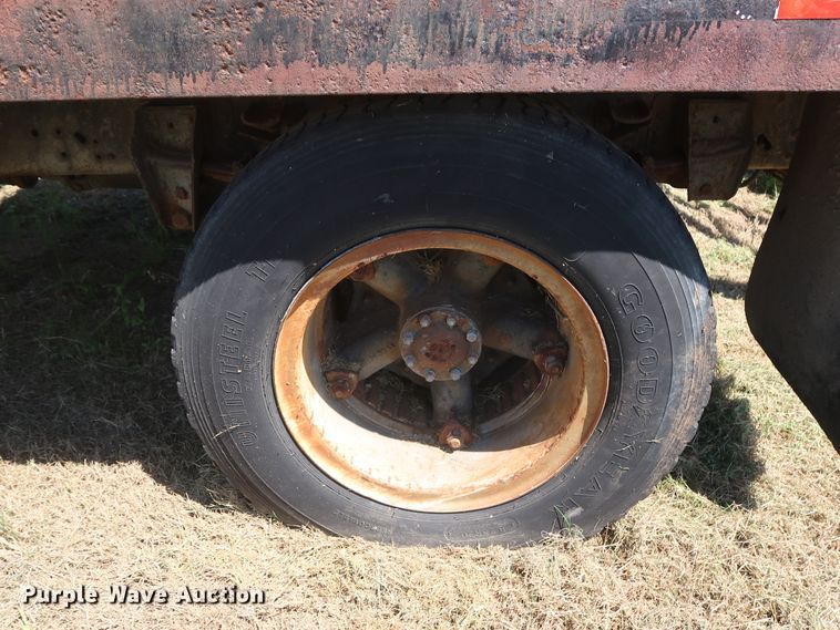 image for item GS9805 1981 Ford F600 flatbed truck