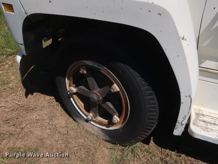 image for item GS9805 1981 Ford F600 flatbed truck