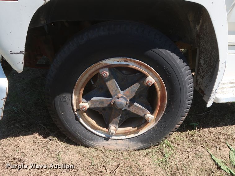 image for item GS9805 1981 Ford F600 flatbed truck