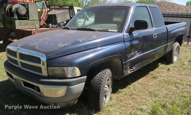 image for item GS9819 2000 Dodge Ram 1500  Club Cab pickup truck