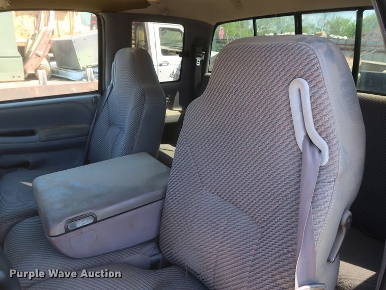 image for item GS9819 2000 Dodge Ram 1500  Club Cab pickup truck