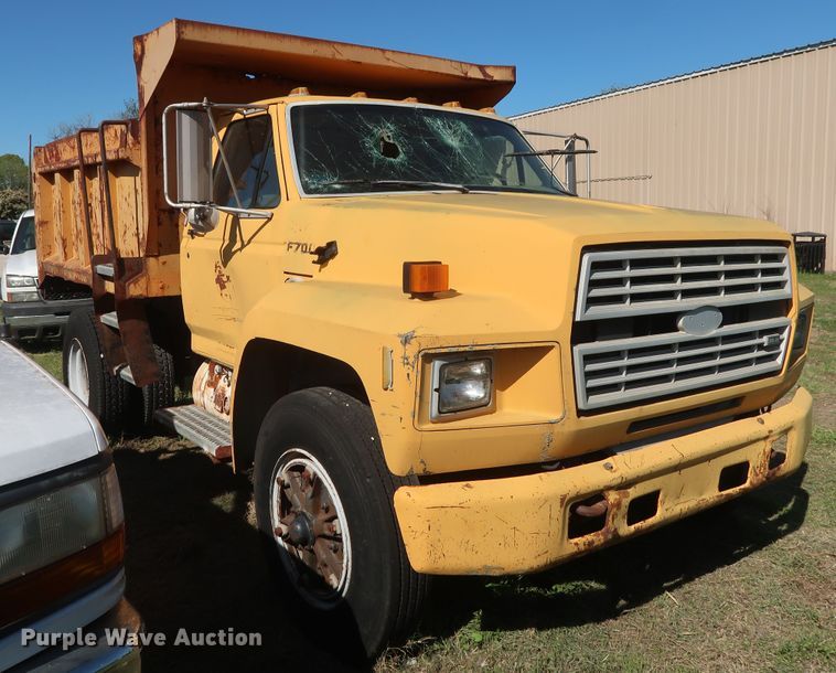 image for item GS9823 1990 Ford F700 dump truck