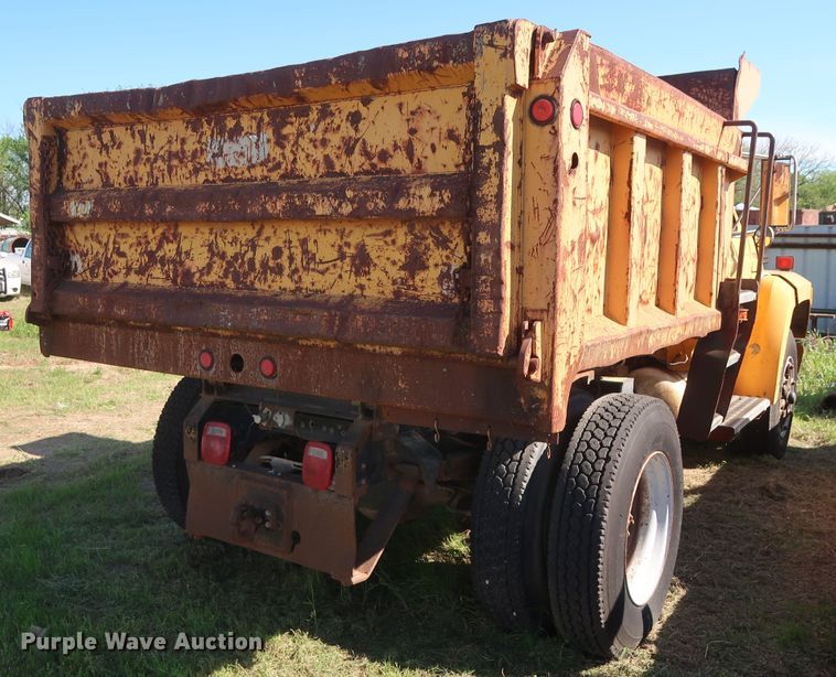 image for item GS9823 1990 Ford F700 dump truck