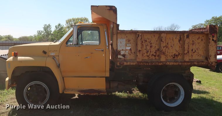 image for item GS9823 1990 Ford F700 dump truck