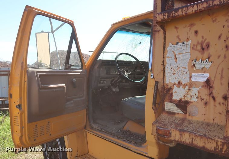 image for item GS9823 1990 Ford F700 dump truck
