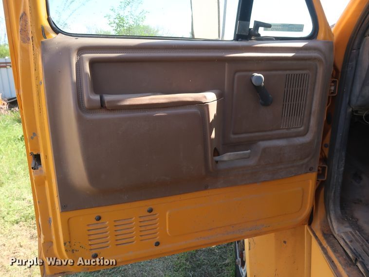 image for item GS9823 1990 Ford F700 dump truck