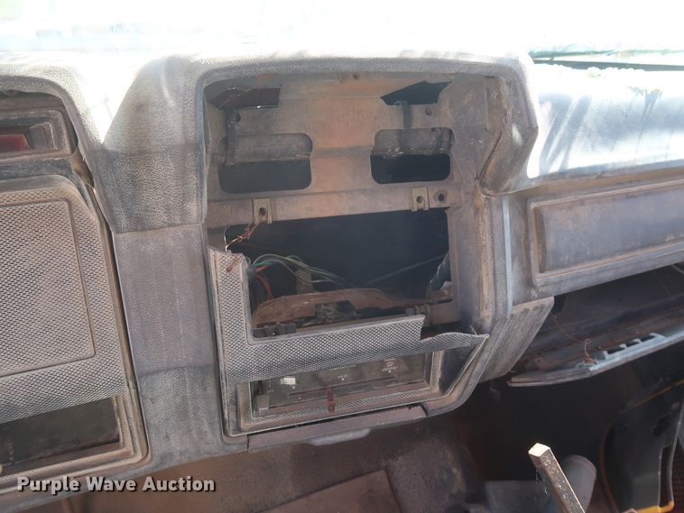 image for item GS9823 1990 Ford F700 dump truck