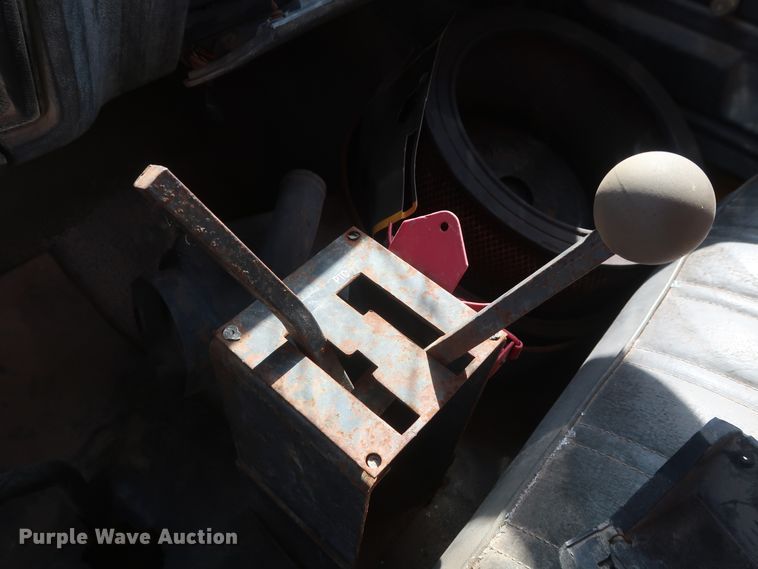 image for item GS9823 1990 Ford F700 dump truck