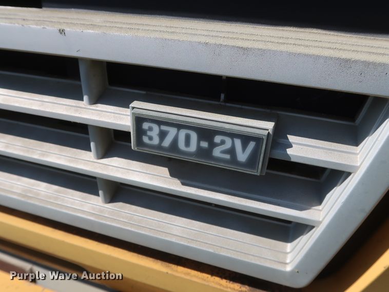 image for item GS9823 1990 Ford F700 dump truck