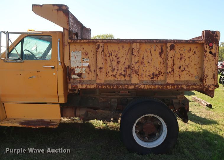 image for item GS9823 1990 Ford F700 dump truck