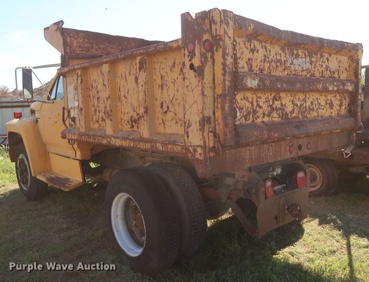 image for item GS9823 1990 Ford F700 dump truck