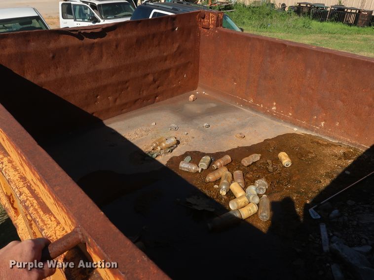 image for item GS9823 1990 Ford F700 dump truck