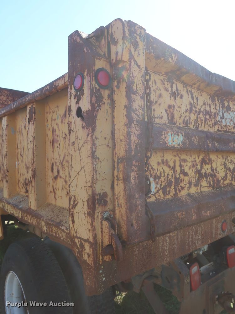 image for item GS9823 1990 Ford F700 dump truck