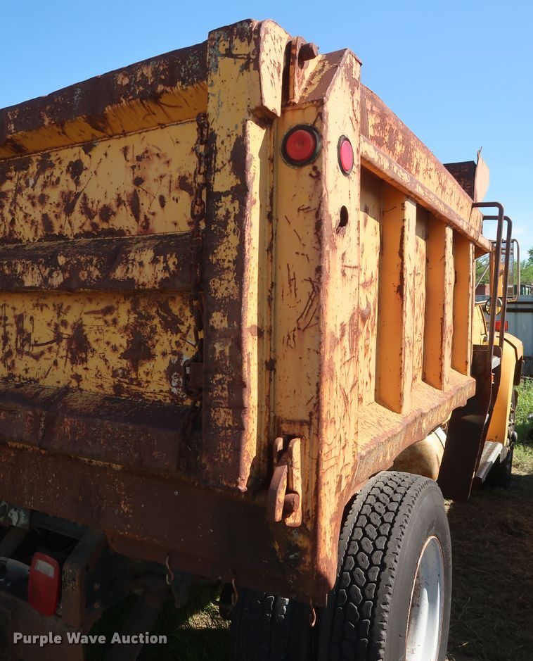 image for item GS9823 1990 Ford F700 dump truck