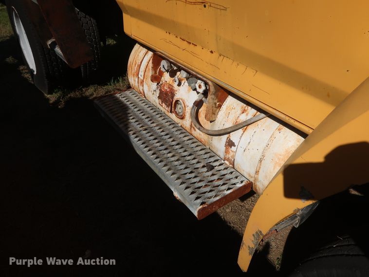 image for item GS9823 1990 Ford F700 dump truck