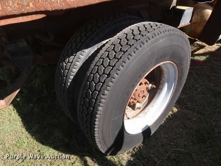 image for item GS9823 1990 Ford F700 dump truck