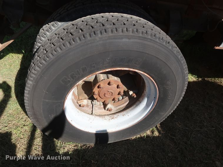 image for item GS9823 1990 Ford F700 dump truck