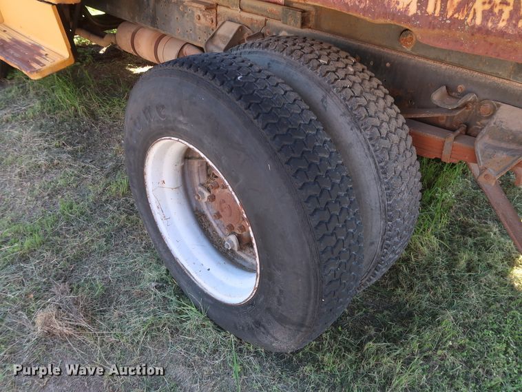 image for item GS9823 1990 Ford F700 dump truck