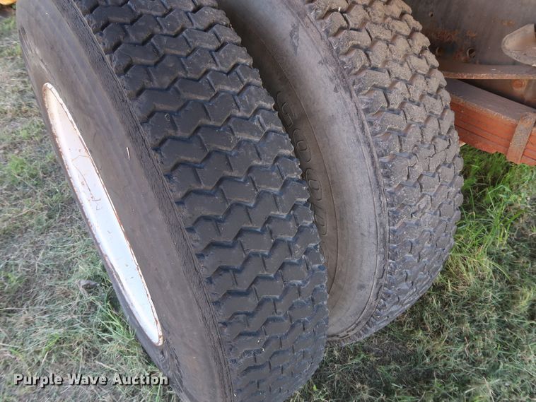 image for item GS9823 1990 Ford F700 dump truck