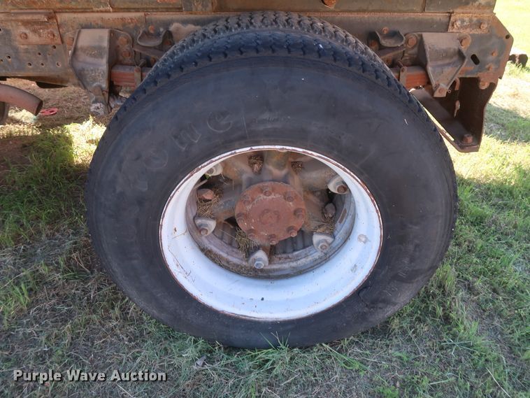 image for item GS9823 1990 Ford F700 dump truck