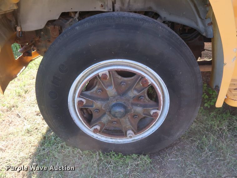 image for item GS9823 1990 Ford F700 dump truck