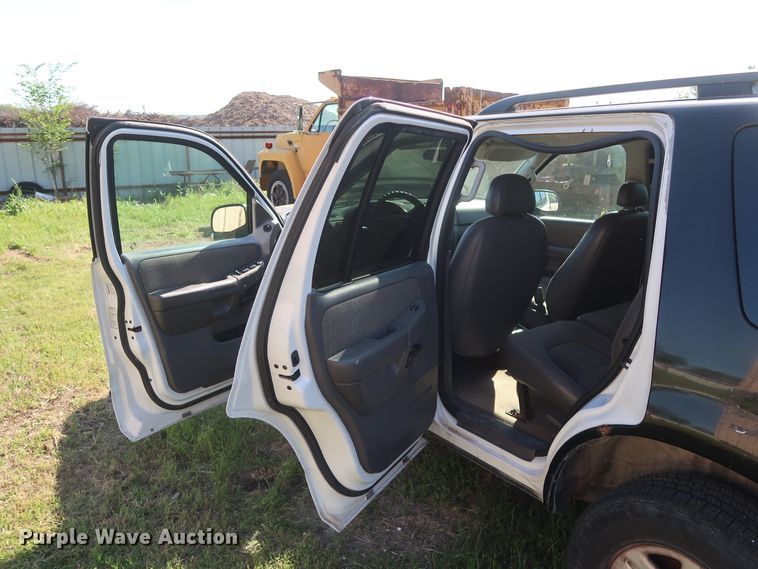 image for item GS9833 2004 Ford Explorer  SUV