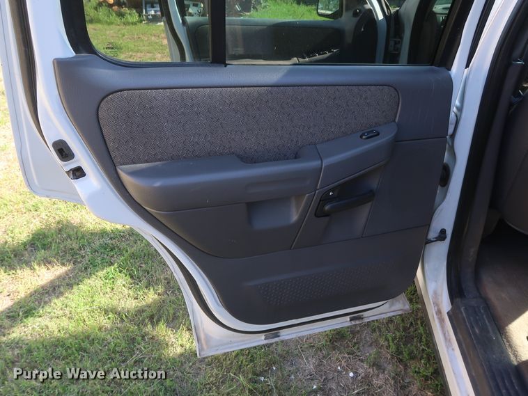 image for item GS9833 2004 Ford Explorer  SUV