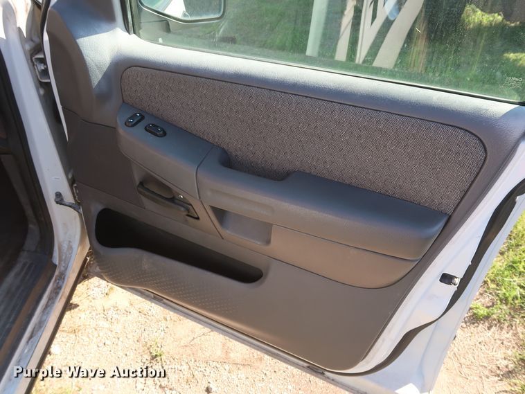 image for item GS9833 2004 Ford Explorer  SUV