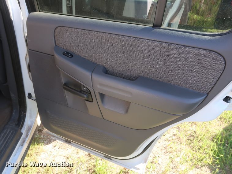 image for item GS9833 2004 Ford Explorer  SUV