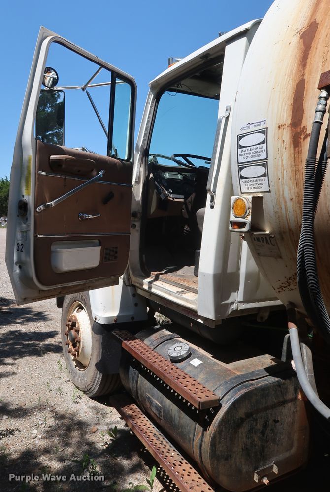 image for item GS9836 1996 Ford L8000 Impac refuse truck