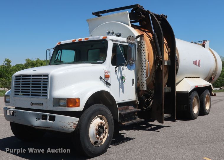 image for item GS9837 2001 International 4900 Impac refuse truck