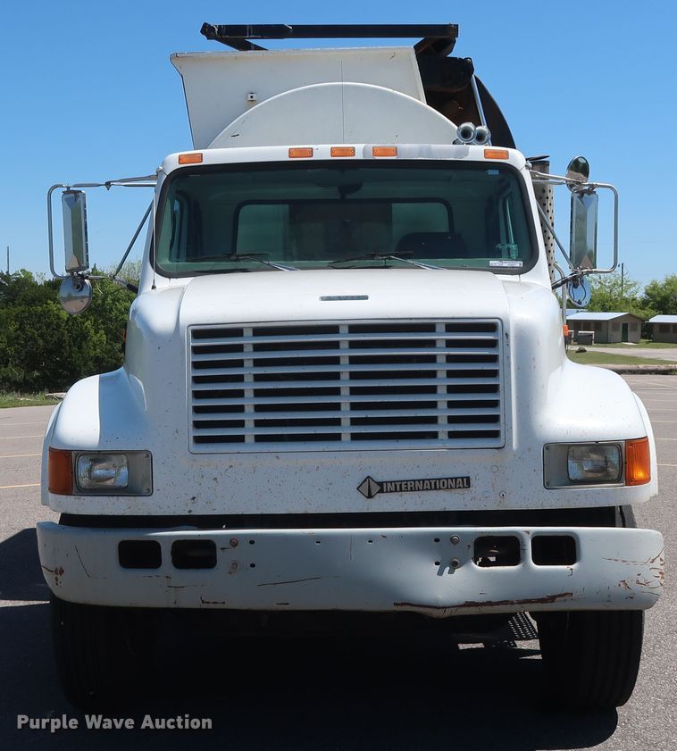 image for item GS9837 2001 International 4900 Impac refuse truck