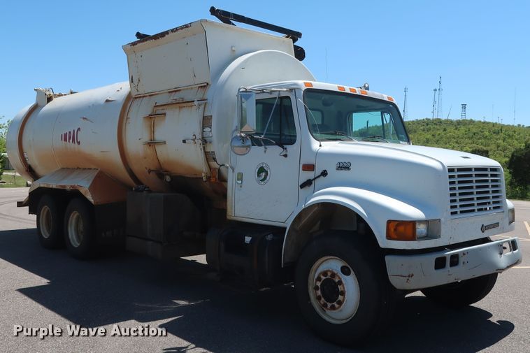 image for item GS9837 2001 International 4900 Impac refuse truck