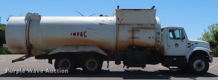 image for item GS9837 2001 International 4900 Impac refuse truck