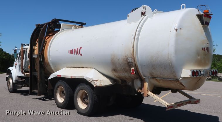 image for item GS9837 2001 International 4900 Impac refuse truck