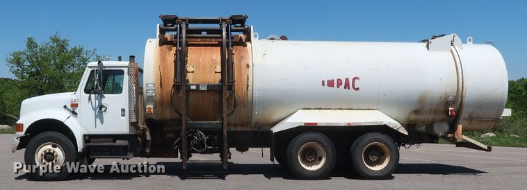 image for item GS9837 2001 International 4900 Impac refuse truck