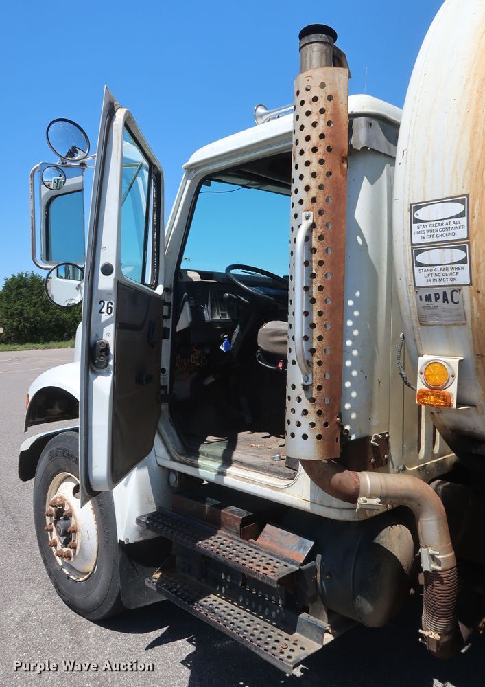 image for item GS9837 2001 International 4900 Impac refuse truck