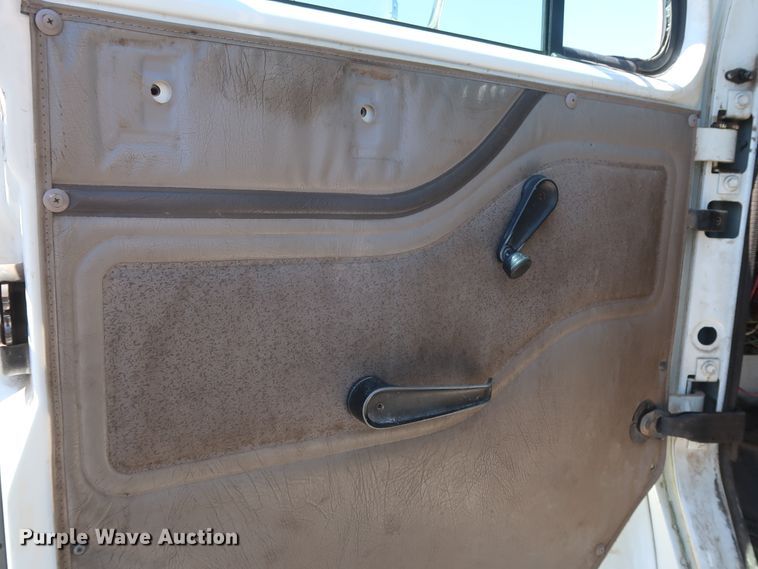 image for item GS9837 2001 International 4900 Impac refuse truck